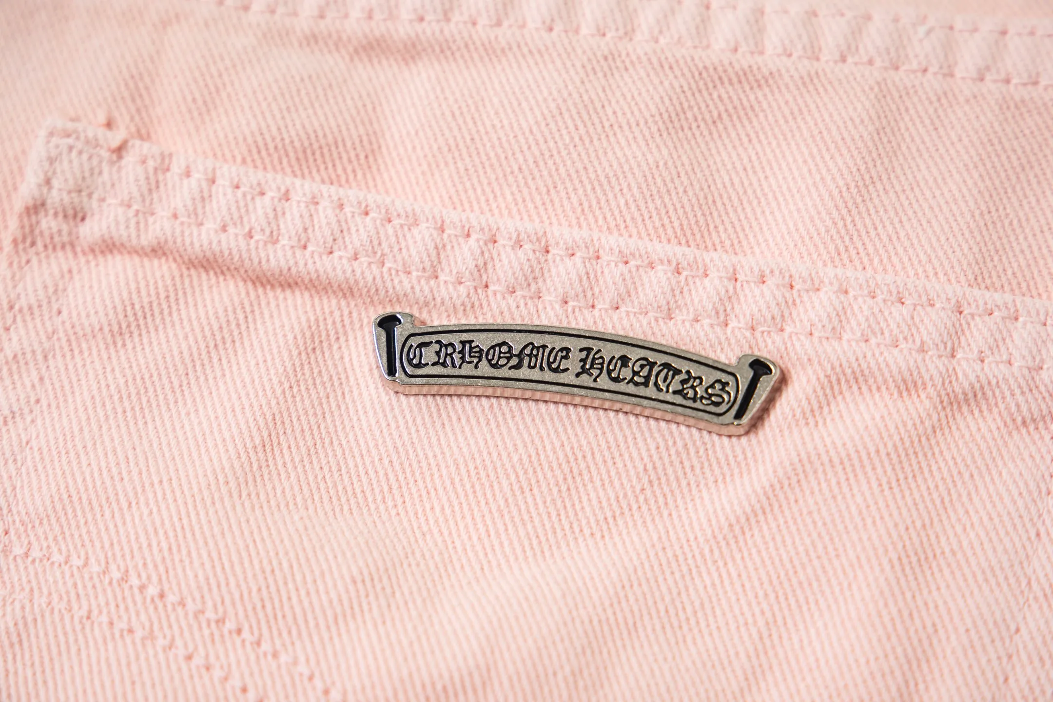 P270 Chrome hearts | CH Chrome hearts Limited edition cherry blossom pink leather jeans for girls. Charming dopamine personality jeans. Indispensable for fashionistas. The same model for celebrities. A model touted by many bloggers. This new pair of pants is perfect in terms of shape and upper body. It is no exaggeration to say that making a pair of jeans is equivalent to making 20 short-sleeved jeans. The fabric is made of high-quality imported denim. It has a unique high-end texture. I am very satisfied with it after washing and proofing several times. Style number: 1730# Color: Sakura pink Size: 28 30 32 34
